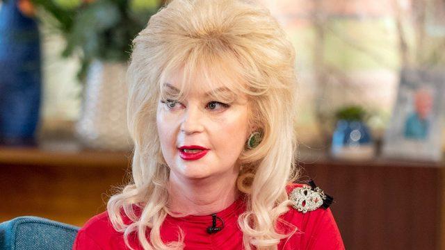 Televizyon yıldızı Lauren Harries, kendisini yaşıyla eleştirenlere meydan okudu! Çırılçıplak canlı yayını bastı