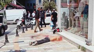 Yüzlerce kişinin gözü önünde dehşet! Bir anda kendini jiletle kesmeye başladı...