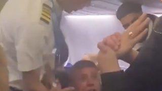 Yolcular donup kaldı! Uçaktaki kavga herkesi şaşkına çevirdi