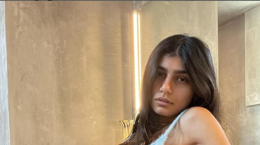 OnlyFans fenomeni Mia Khalifa, çöldeki pozuyla büyüledi! İç çamaşırını açıp takipçilerini mest etti