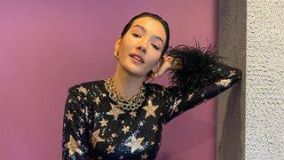 Oyuncu Aybüke Pusat süper mini eteğiyle poz verdi! İçinde sütyen yok mu?