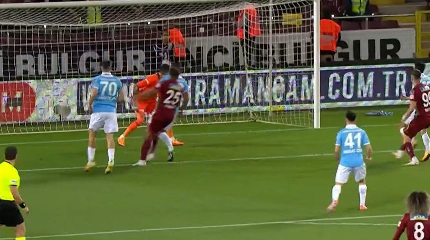 Ne yaptın Uğurcan Çakır! Maçtaki herkes bir anda dondu kaldı...