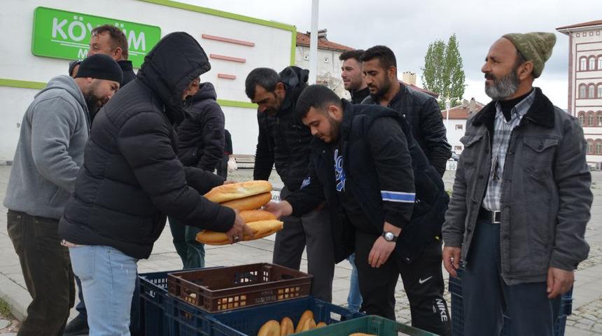 Vatandaşlardan fırıncılara tepki! Fiyatını artırmak isteyince... 3 bin ekmek dağıttılar