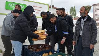 Vatandaşlardan fırıncılara tepki! Fiyatını artırmak isteyince... 3 bin ekmek dağıttılar