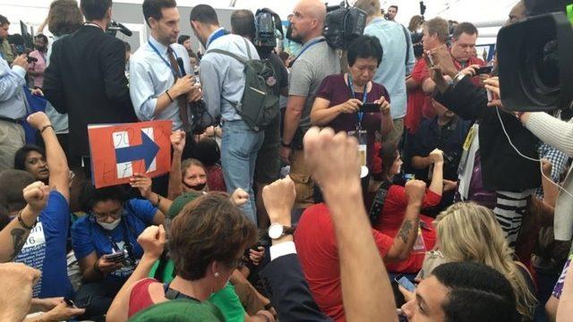 Demokrat Parti Kurultayında Sanders Protestosu