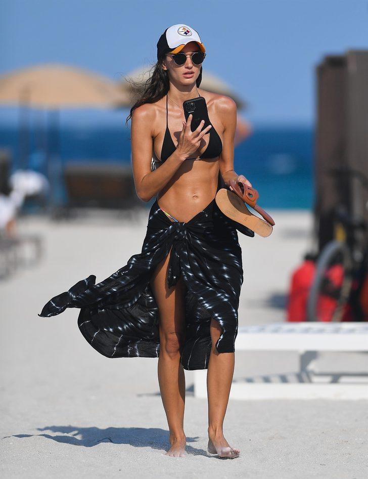 Debbie St Pierre minik bikinisiyle şov yaptı G5