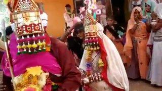 Üçüz kız kardeşlerle aynı anda evlendi! “Hepsiyle evlenmek zorunda kaldım”