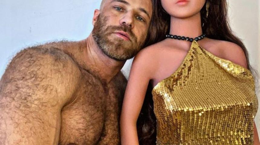 Seks bebeğiyle düzenli ilişkisi olduğunu söyledi! Sosyal medyayı salladı: Silikon kokularını seviyorum