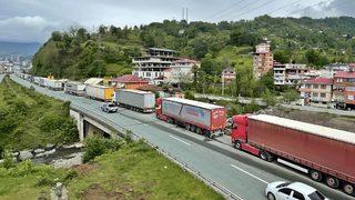 Sınırda TIR krizi! Kendi plakasına öncelik veriyor! Kuyruğun sonu gözükmüyor…