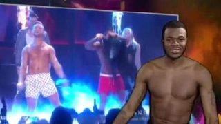 Şarkıcı soyununca işaret dili çevirmeni de soyundu