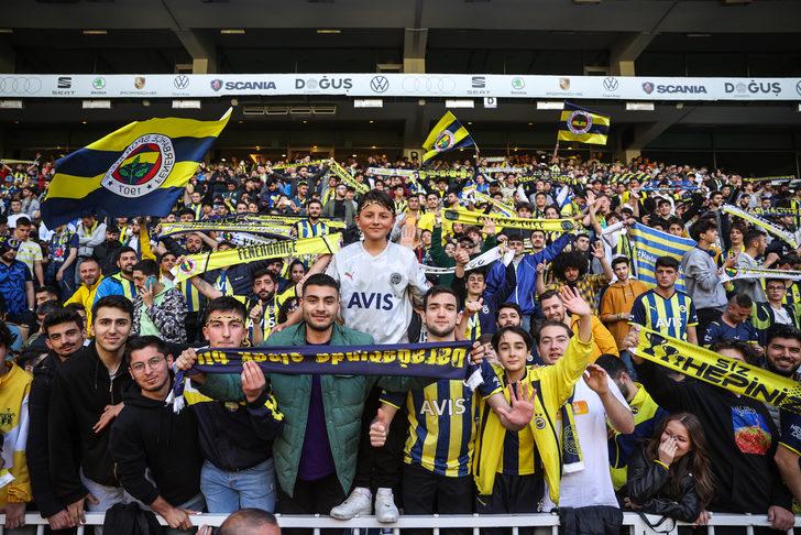 Son dakika: Fenerbahçe'nin taraftara açık antrenmanında olay! 2010/11 sezonu kupası... G5