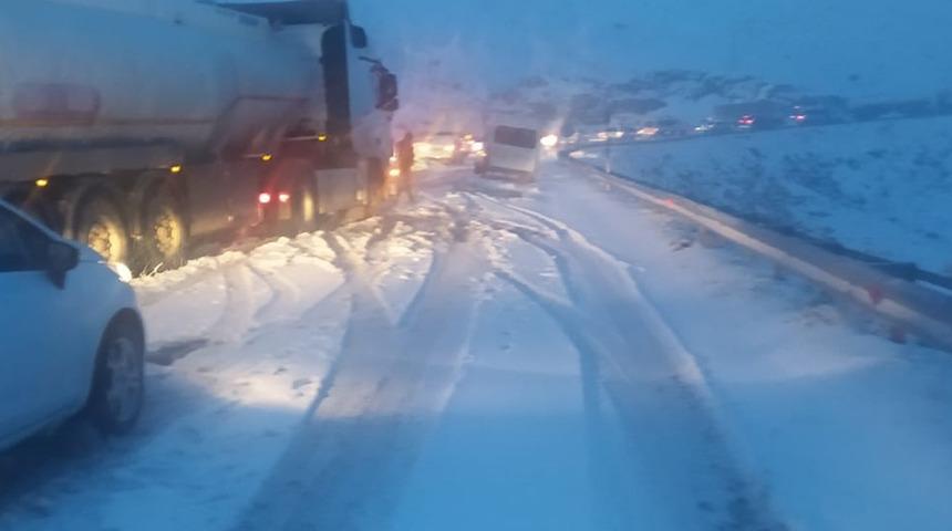 Son dakika: Mayıs ayında yoğun kar yağışı! Araçlar yolda kaldı