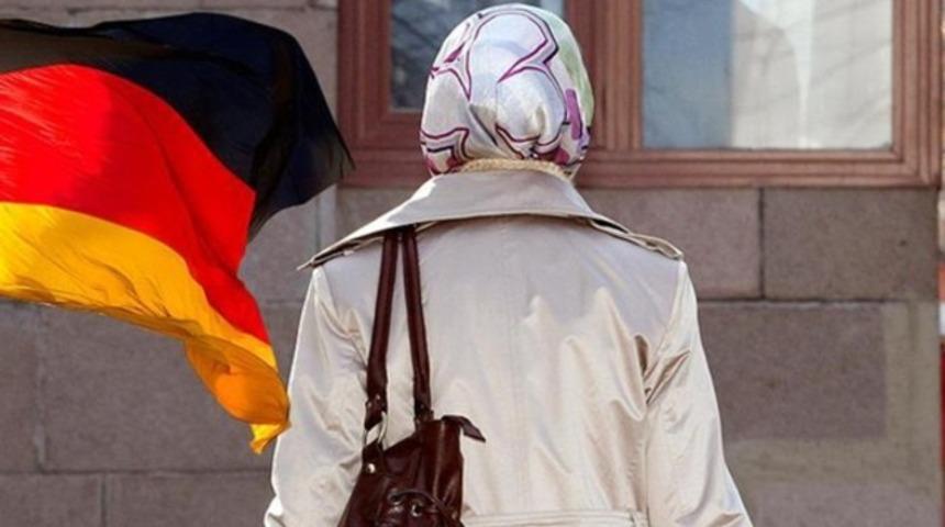 Berlin'de bir gen&ccedil; kız, baş&ouml;rt&uuml;l&uuml; olduğu i&ccedil;in tramvaydan indirildi