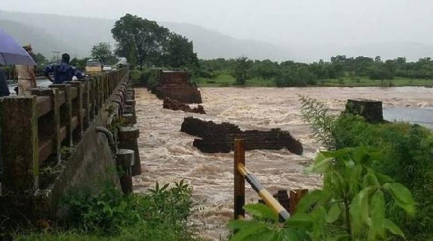 Hindistan&rsquo;da &ccedil;&ouml;ken k&ouml;pr&uuml;de onlarca kişi sel sularına kapıldı