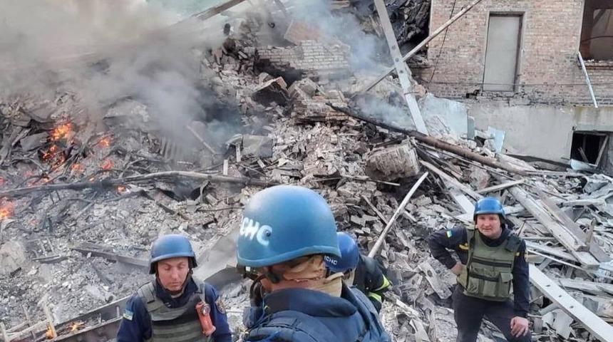 Ukraynalı yetkili: İsabet alan okulda onlarca kişinin &ouml;lm&uuml;ş olmasından korkuluyor