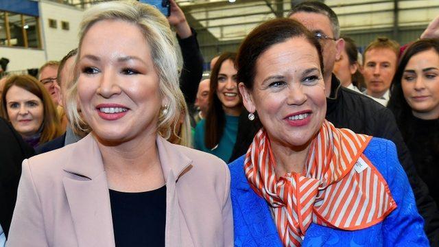 Sinn Féin liderleri Michelle O'Neill (solda), ve Mary-Lou McDonald, oylamanın yeni bir dönemi beraberinde getirdiğini söylüyor.