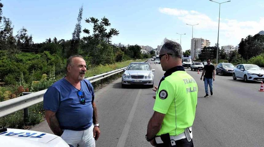 Korsan taksici, aldığı m&uuml;şterinin kimliğini &ouml;ğrenince şoke oldu! 