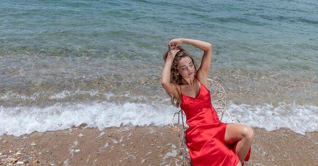 Ada Masalı'nın Haziran'ı Ayça Ayşin Turan kırmızı elbisesiyle deniz kıyısından paylaştı! 