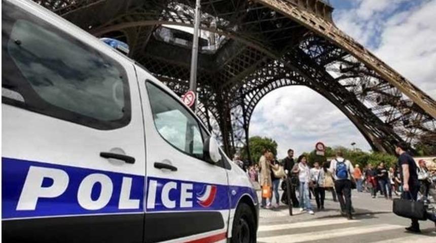 Eyfel kulesinde ş&uuml;pheli paket alarmı