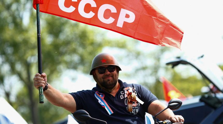 Almanya'dan dikkat çeken kareler! SSCB bayraklarıyla sokaklarda dolaştılar