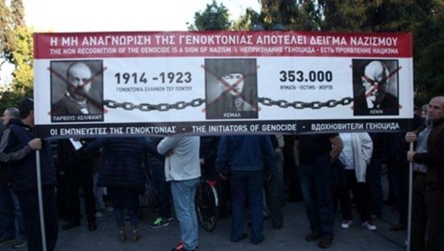 Atina da  soykırım  protestosunda milletvekiline dayak 1