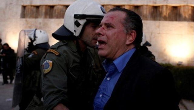 Atina da  soykırım  protestosunda milletvekiline dayak 2