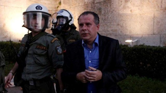 Atina da  soykırım  protestosunda milletvekiline dayak 3