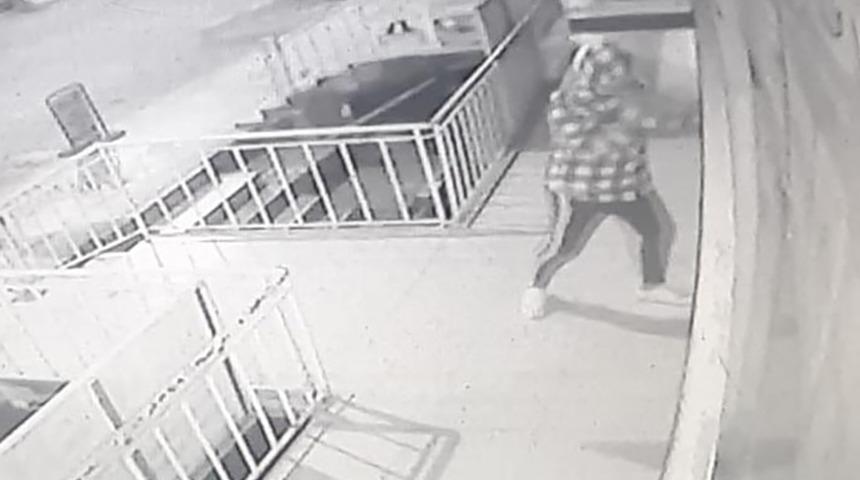 'Çayı benden almadın' diye öfkelendi, ortalığı birbirine kattı! 