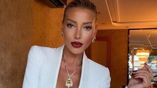 40 yaşındaki Gülşah Saraçoğlu göğüs dekolteli pozunu paylaştı! Ajda Pekkan'a benzemişsiniz