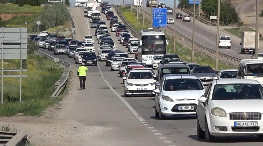 'Kilit kavşak'ta trafik yoğunluğu! 43 ilin geçiş noktasında bulunuyor
