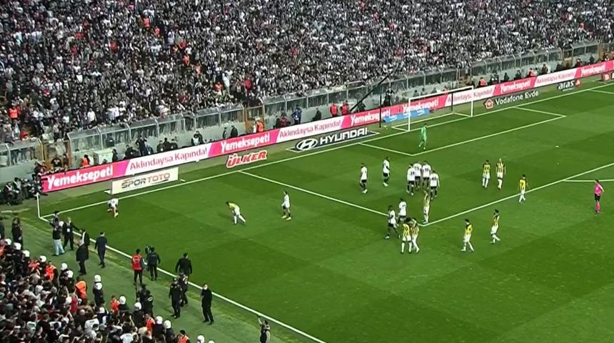 Beşiktaş-Fenerbahçe maçı olaylı başladı! Tribünlerden atılan su şişesi...