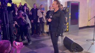 Efsanevi müzik grubu U2, Kiev metrosunda konser verdi
