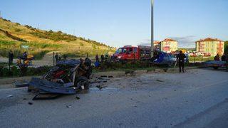 Kastamonu'da feci kaza! Otomobil ikiye bölündü