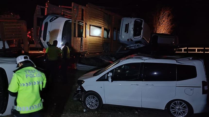 Tır devrildi: Sıfır araçlar yola saçıldı