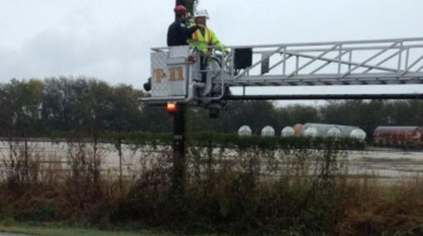 İnanılmaz &ouml;l&uuml;m: Yol aniden yarılınca aracıyla birlikte g&ouml;m&uuml;ld&uuml;