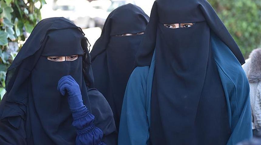 İsrail gazetesinden Türkiye'ye karşı algı operasyonu! Taliban'ın burka kararı haberinde Türk bayraklı fotoğraf...