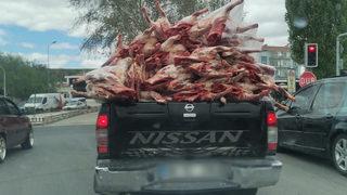 Ankara'da rezalet! Kilolarca eti böyle taşıdı