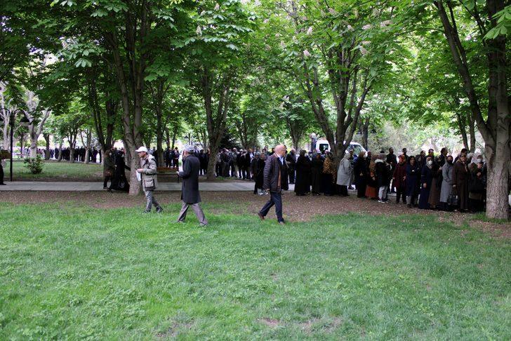 Yer: Kayseri! Geceden sıraya girdiler, 1 saatte tükendi G3