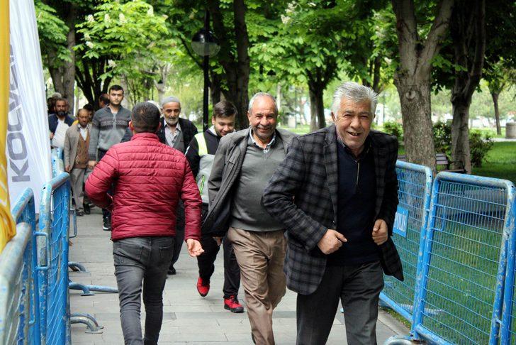 Yer: Kayseri! Geceden sıraya girdiler, 1 saatte tükendi G5
