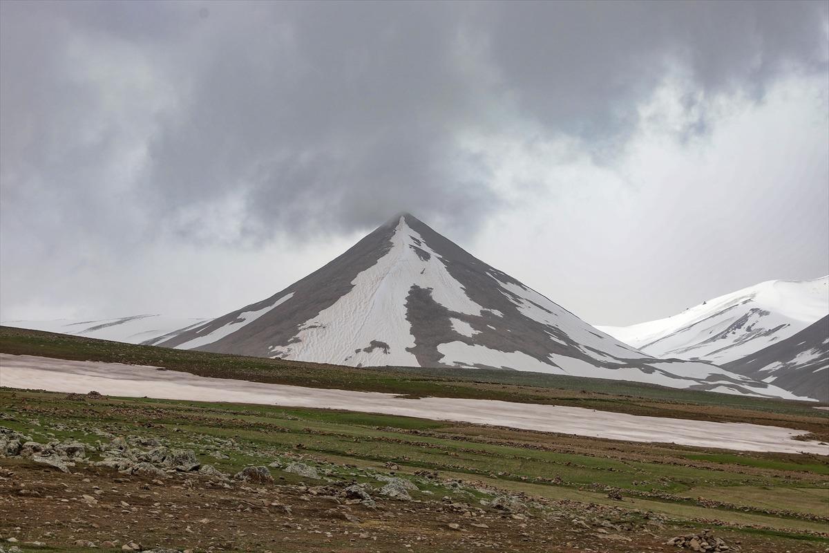 Aras Dağları'nın eteğindeki k&ouml;ylerde iki mevsim bir arada yaşanıyor