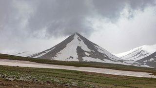 Aras Dağları'nın eteğindeki köylerde iki mevsim bir arada yaşanıyor