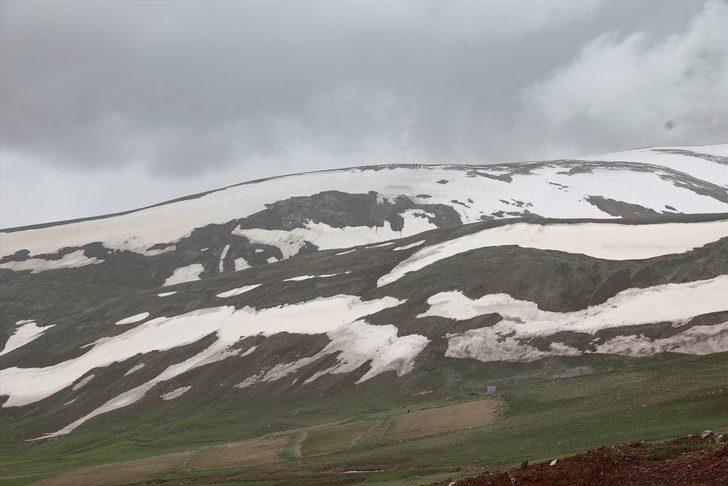Aras Dağları'nın eteğindeki köylerde iki mevsim bir arada yaşanıyor G2
