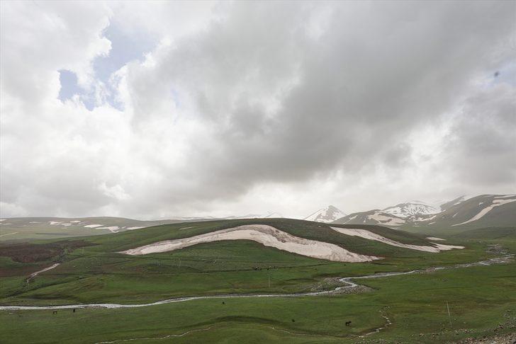 Aras Dağları'nın eteğindeki köylerde iki mevsim bir arada yaşanıyor G4