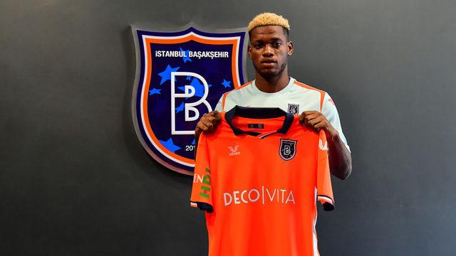 Medipol Başakşehir, Francis Nzaba'yı 3 yıllığına kadrosuna kattı