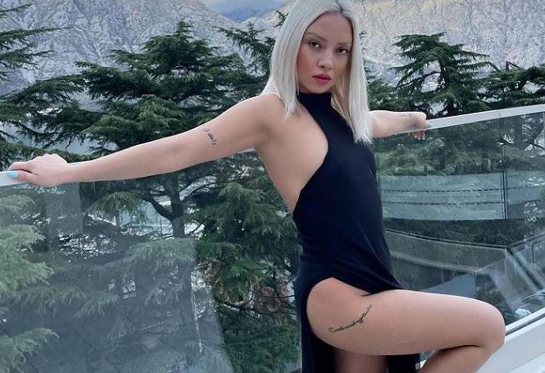 Ece Se&ccedil;kin annesiyle pozunu 'İkizim' notuyla paylaştı!