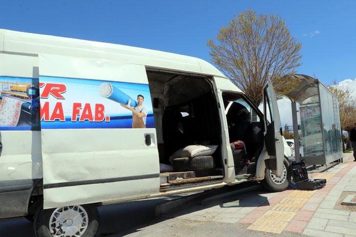 Van'da kaçak göçmenleri taşıyan minibüs, polise çarptı