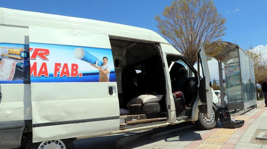 Van'da kaçak göçmenleri taşıyan minibüs, polise çarptı