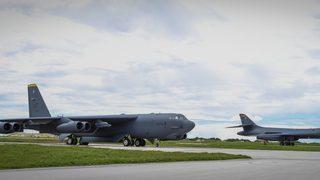 ABD ilk defa nükleer uçakları Pasifik'e gönderdi