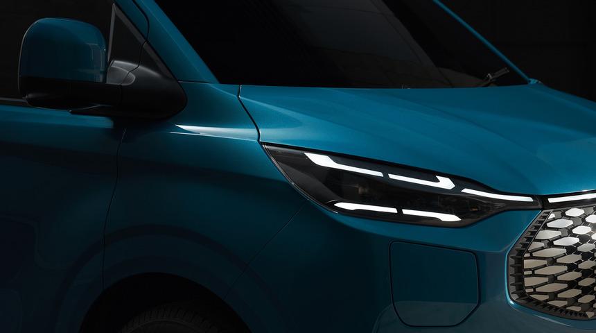 Türkiye'de üretilecek! Ford, E-Transit Custom'un üzerindeki örtüyü kaldırdı