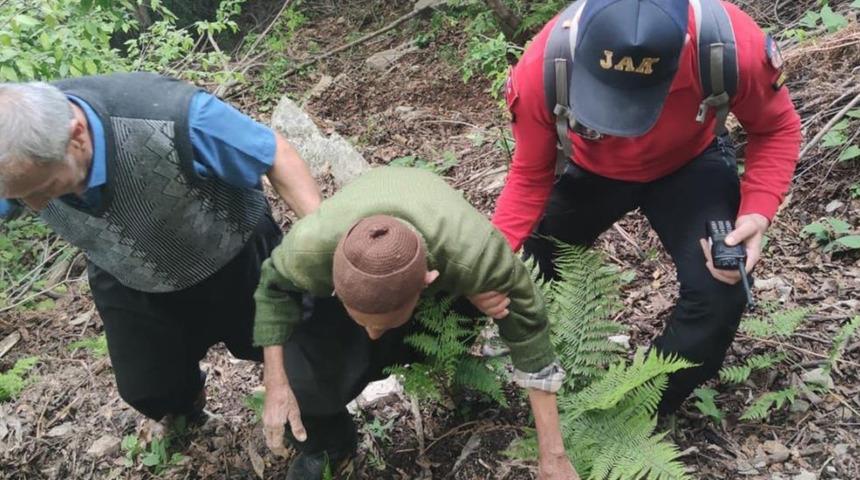 Sabaha kadar aradılar! Yaşlı adam 17 saat sonra bulundu